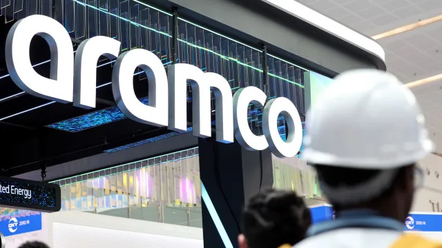 
                    Guerra ajuda gigante petrolífera saudita Aramco a aumentar lucros em 44%
                