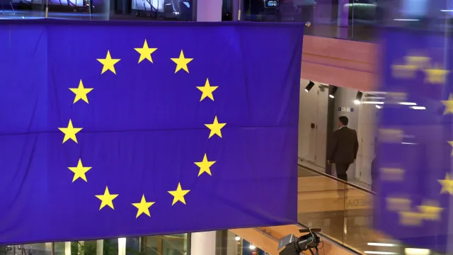 
                    UE considera 
