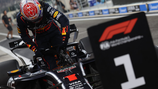 Verstappen bate os McLaren e conquista 8.ª 'pole' da época em Abu Dhabi
