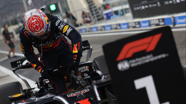 Verstappen bate os McLaren e conquista 8.ª 'pole' da época em Abu Dhabi