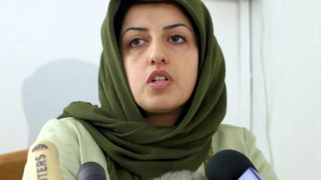 
                    Nobel da Paz iraniana Narges Mohammadi hospitalizada com urgência
                