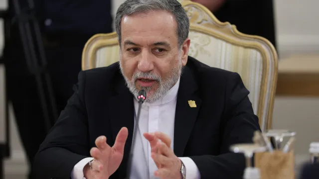 
                    Chefe da diplomacia iraniana entrega a Islamabad respostas aos EUA
                