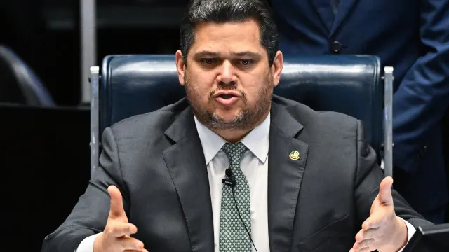 
                    Senado brasileiro promulga permissão de doações públicas antes das eleições
                