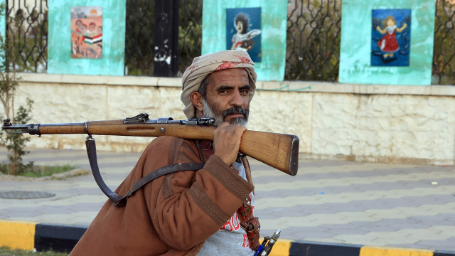 Coligação da Arábia Saudita ataca navio com armamento para separatistas do Iémen
