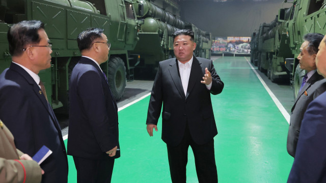 Kim Jong-un elogia tropas norte-coreanas que combatem