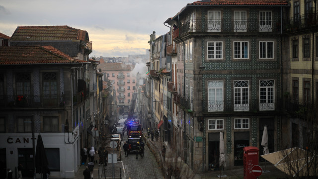 Seis pessoas retiradas de prédio após incêndio na rua da Picaria no Porto