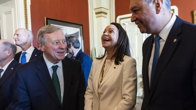 Trump diz que Corina deu-lhe medalha de Nobel por trabalho: 