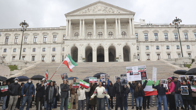 Dezenas apoiam em Lisboa manifestações em Teerão e pedem liberdade