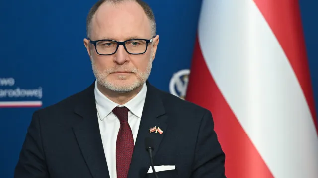 
                    Ministro da Defesa da Letónia demite-se após incursões de drones
                