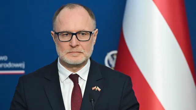 
                    Ministro da Defesa da Letónia demite-se após incursões de drones
                