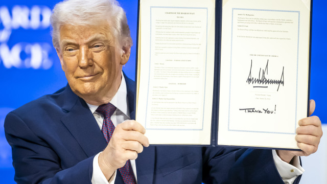 Donald Trump assina carta de criação do Conselho de Paz