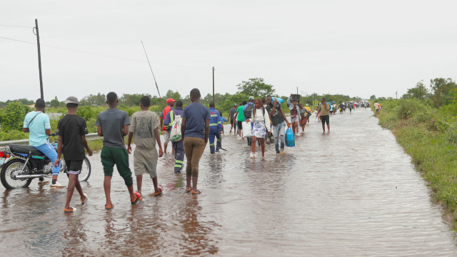 Quase 100 mil pessoas em centros de abrigo em Moçambique devido às cheias