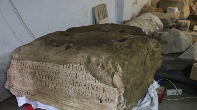 Descoberta base de antiga estátua romana com toneladas epigrafada em Faro