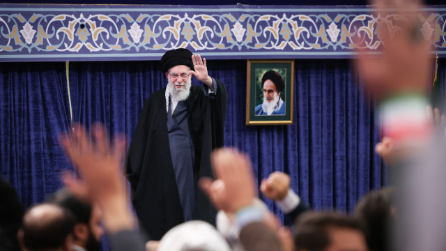 Khamenei diz que Trump não destruirá a República Islâmica