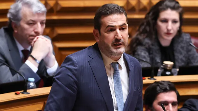 
                    PSD quer fazer revisão da Constituição 