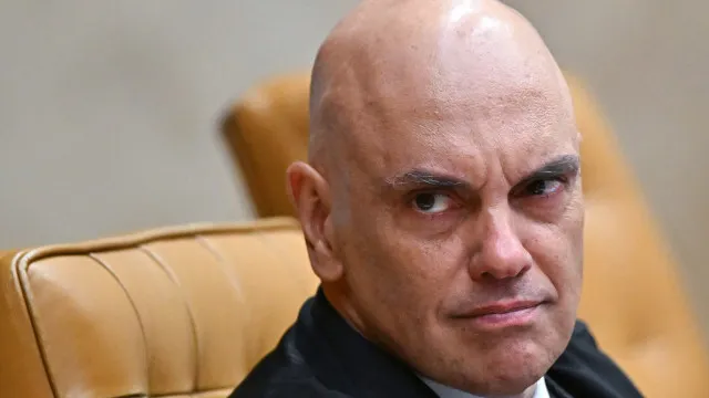 
                    Juiz do Supremo suspende lei que permite reduzir pena de Bolsonaro
                