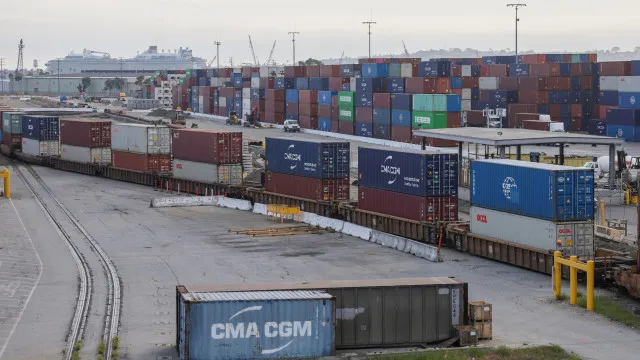 
                    EUA reveem em alta crescimento do PIB do 1.º trimestre para 2,1%
                