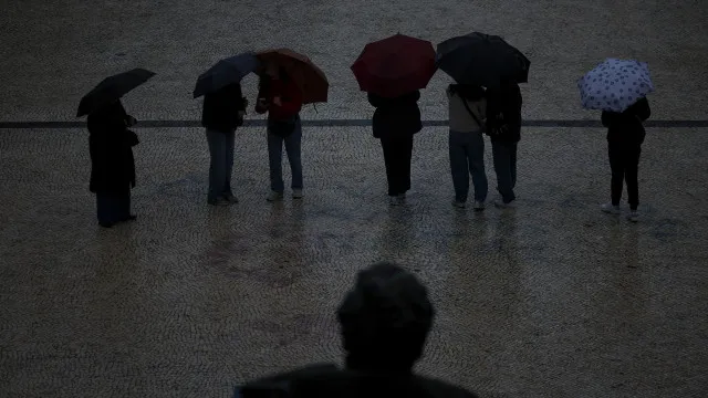 
                    Sol dá lugar a... chuva e trovoada? Doze distritos sob aviso amarelo
                