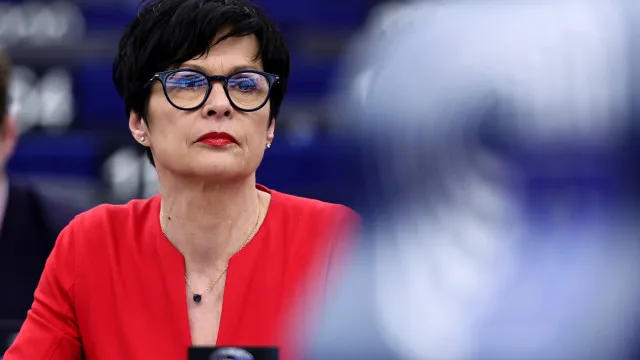 Comissária quer regras para punir países que recuem na democracia na UE