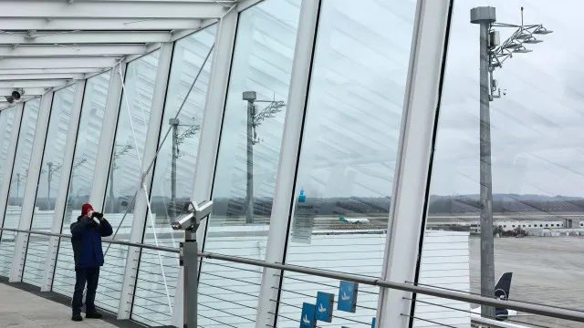 
                    Retomados voos no aeroporto de Munique após suspeita de drone
                