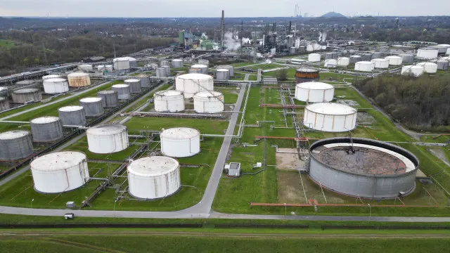 Petróleo Brent sobe 5% após novos ataques no Médio Oriente