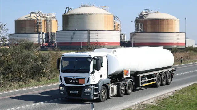 
                    Brent cai abaixo dos 75 dólares pela primeira vez desde a guerra
                