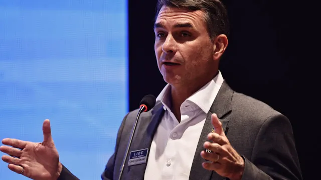 Justiça brasileira investiga Flávio Bolsonaro por calúnia contra Lula