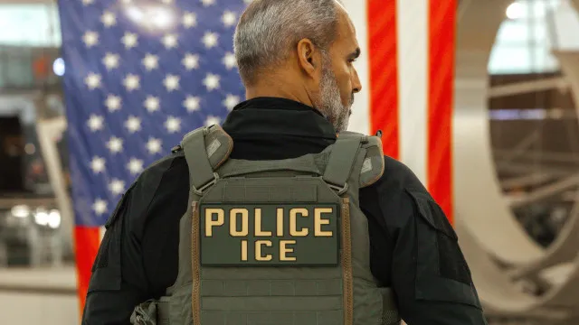 
                    ICE mantém detida francesa de 86 anos por permanência ilegal nos EUA
                