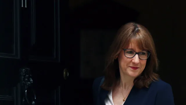 
                    Guerra dos EUA no Irão? Ministra britânica classifica como 