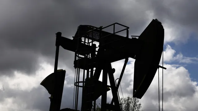 Barril de Brent sobe perto de 5% após fogo cruzado entre Israel e Irão