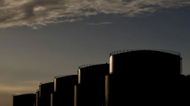 PetrÃ³leo: Barril do Brent dispara e vale mais de 98 dÃ³lares