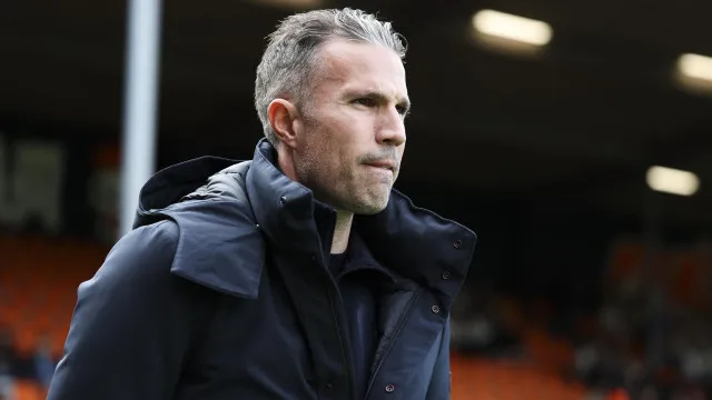 Oficial: Van Persie deixa comando técnico do Feyenoord