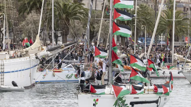 
                    Nova flotilha para Gaza sai de Barcelona após atraso por mau tempo
                