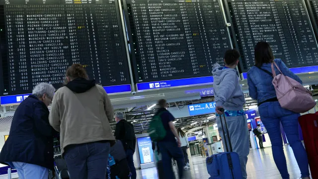 
                    Greve na Lufthansa cancela centenas de voos. Afeta 9 ligações em Portugal
                