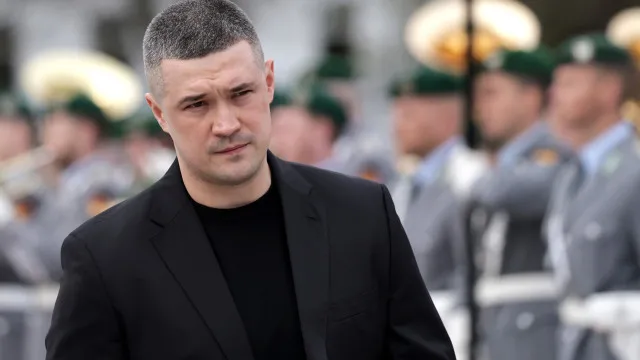 
                    Ucranianos manifestam-se contra a demissão do ministro da Defesa
                