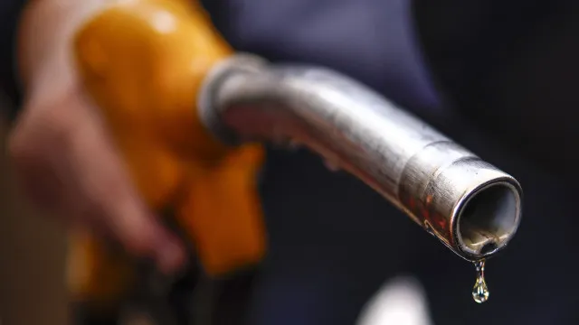 
                    Índia pede aos cidadãos economia de combustível devido à guerra
                