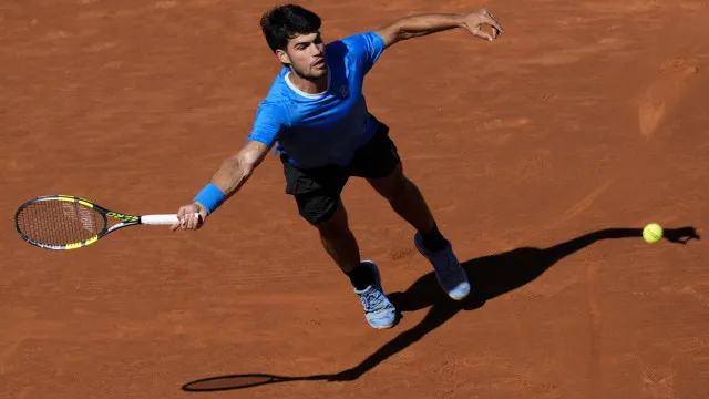 
                    Carlos Alcaraz confirma ausência de Wimbledon devido a lesão no pulso
                