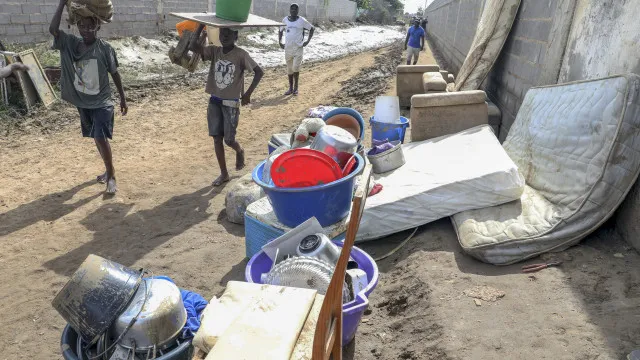 
                    Governo angolano já mobilizou mais de mil toneladas de ajuda para Benguela
                