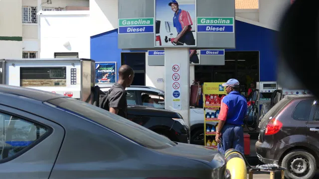 Maputo vive terceiro dia de caos com filas e sem combustível nas 'bombas'