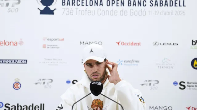 Carlos Alcaraz anuncia desistência do torneio de Barcelona por lesão
