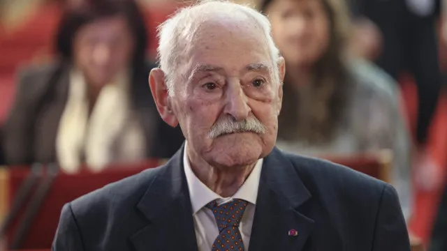 
                    Aos 99 anos, Ruy de Carvalho recebe Medalha de Honra por Lisboa
                