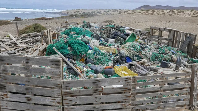 
                    Cabo Verde trava uma luta desigual contra a maré de plástico do Atlântico
                