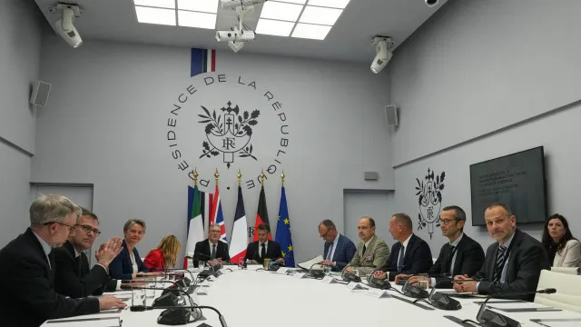 
                    Doze países prometem meios militares para desbloquear Estreito de Ormuz
                