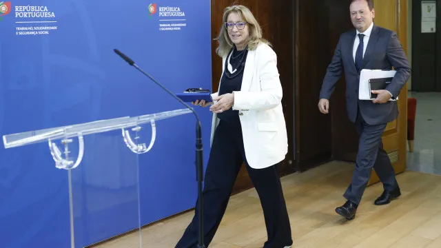 
                    Lei laboral: Governo confira que UGT 