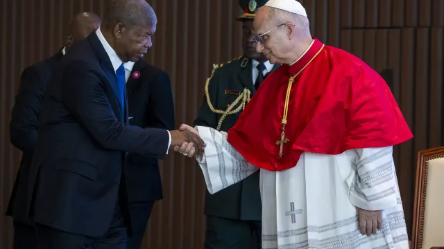 
                    Leão XIV critica lógica extrativista e apela ao diálogo em África
                