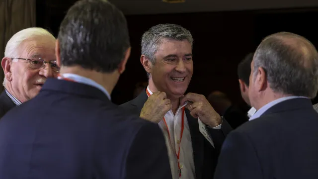 Sondagens mostram que portugueses "não confiam no Governo", diz Carneiro