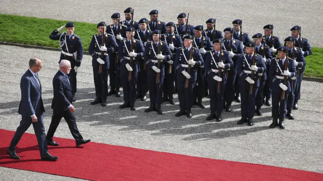 Merz recebe Lula com honras militares em Hanover em visita com foco económico