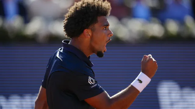 
                    Arthur Fils bate Rublev e conquista torneio de Barcelona
                