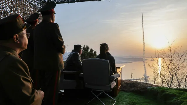 
                    Coreia do Norte testa mísseis balísticos com munições de fragmentação
                