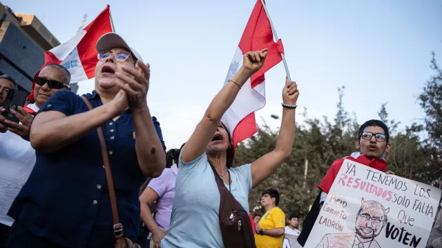 
                    Milhares de manifestantes denunciam alegada fraude nas presidenciais do Peru
                